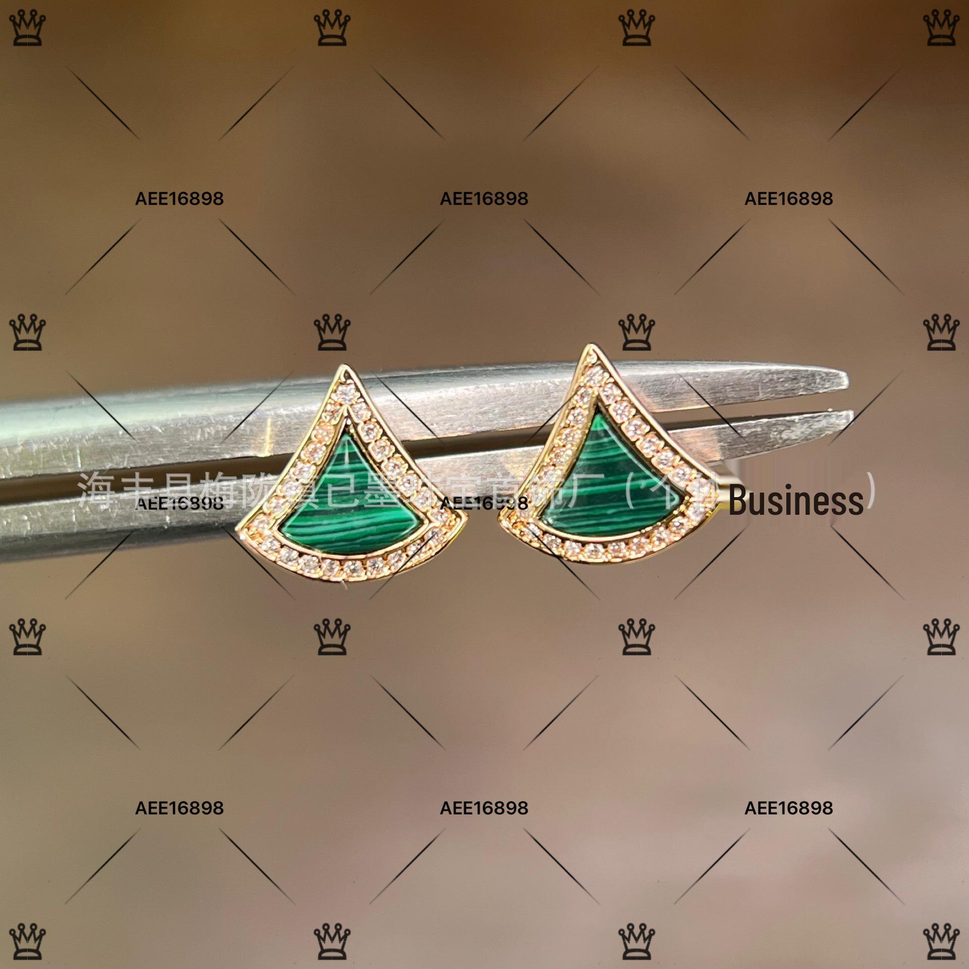 

Seiko V Gold Peacock Green Mini Fan Earrings with Diamonds and Mother-of-Pearl Skirt in 18K Rose Gold