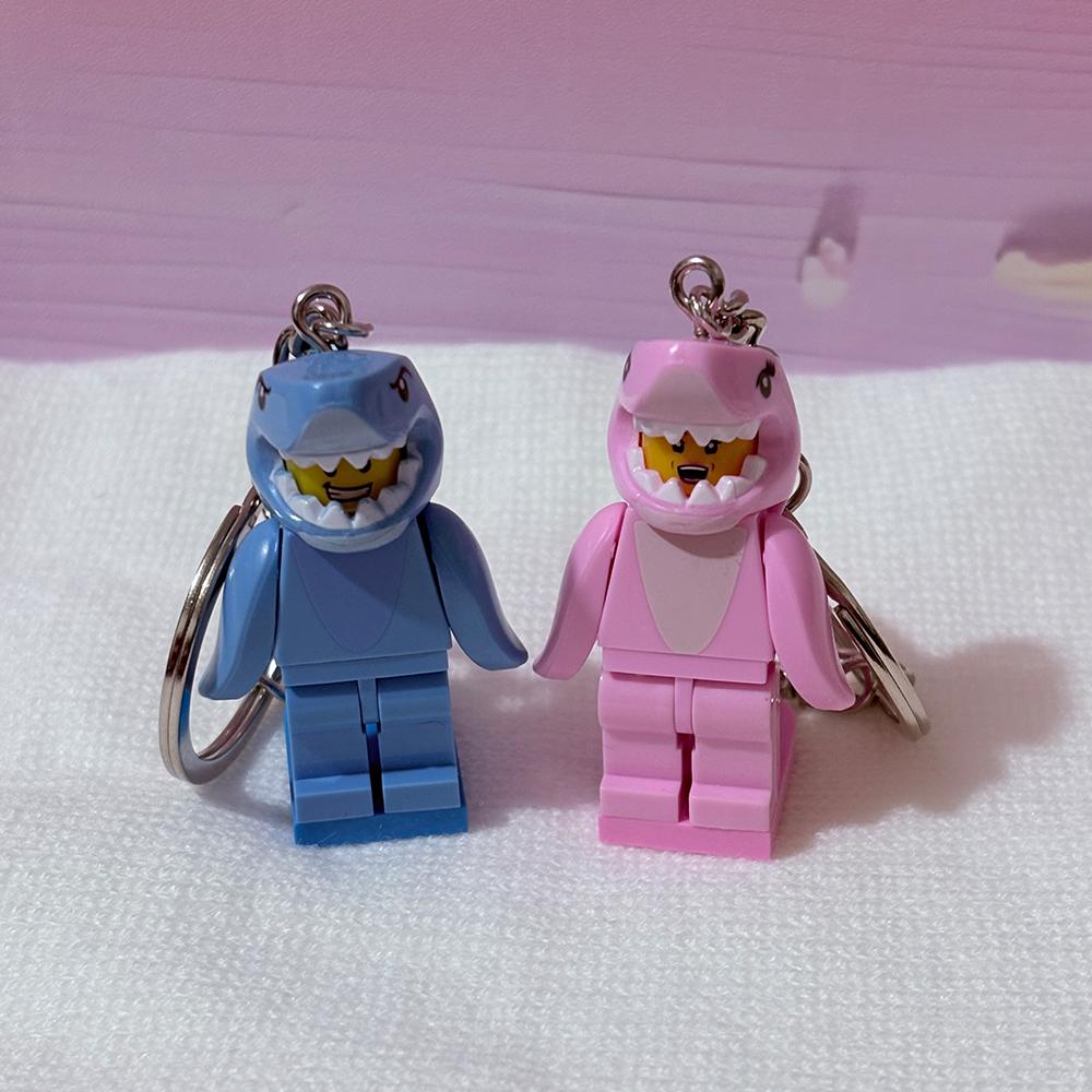 2 Pezzi Portachiavi di Coppia Squali Rosa e Blu Cartoni Animati Portachiavi a Forma di Cuore con Blocchi da Costruzione Assemblabili Ciondolo per Zaino Regali per Amici