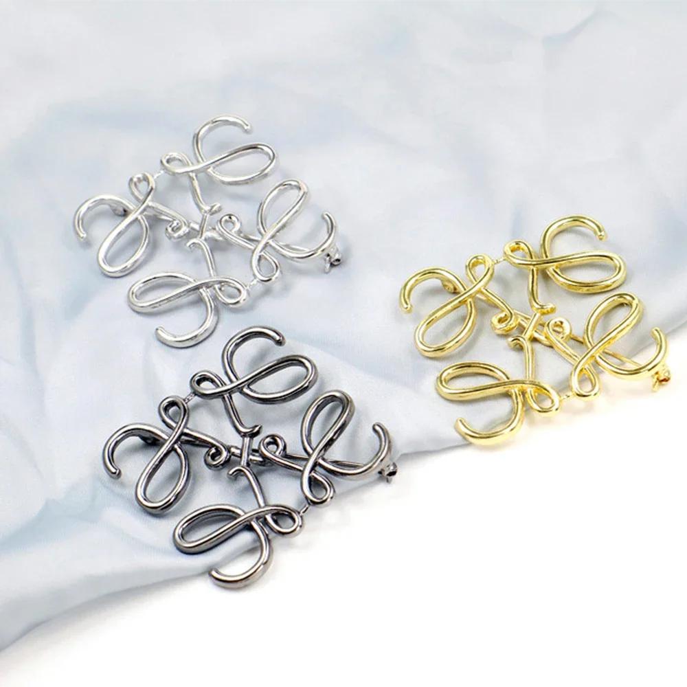 Hollow Brooch Women Girls Fashion Temperament Jewelry Accessories Backpack Lapel Pin Badges Corsage Decoration Gifts KTY