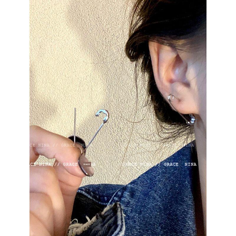 Niche Style Female Stud Earrings Sexy Fall and Winter Pin