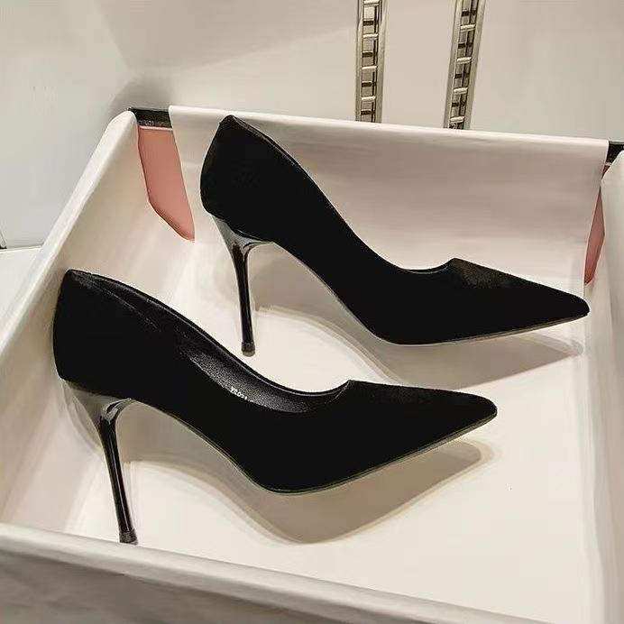 Soft-soled high-heeled shoes are new in the year, not tired of big feet, new products in winter, thin family, pointed black single shoes, suede