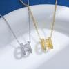 Collana a H con Intaglio Raffinato - Ciondolo Minimalista di Lusso Leggero, Catena per Clavicola in Acciaio di Titanio, Personalizzata con Design di Nicchia per Donna