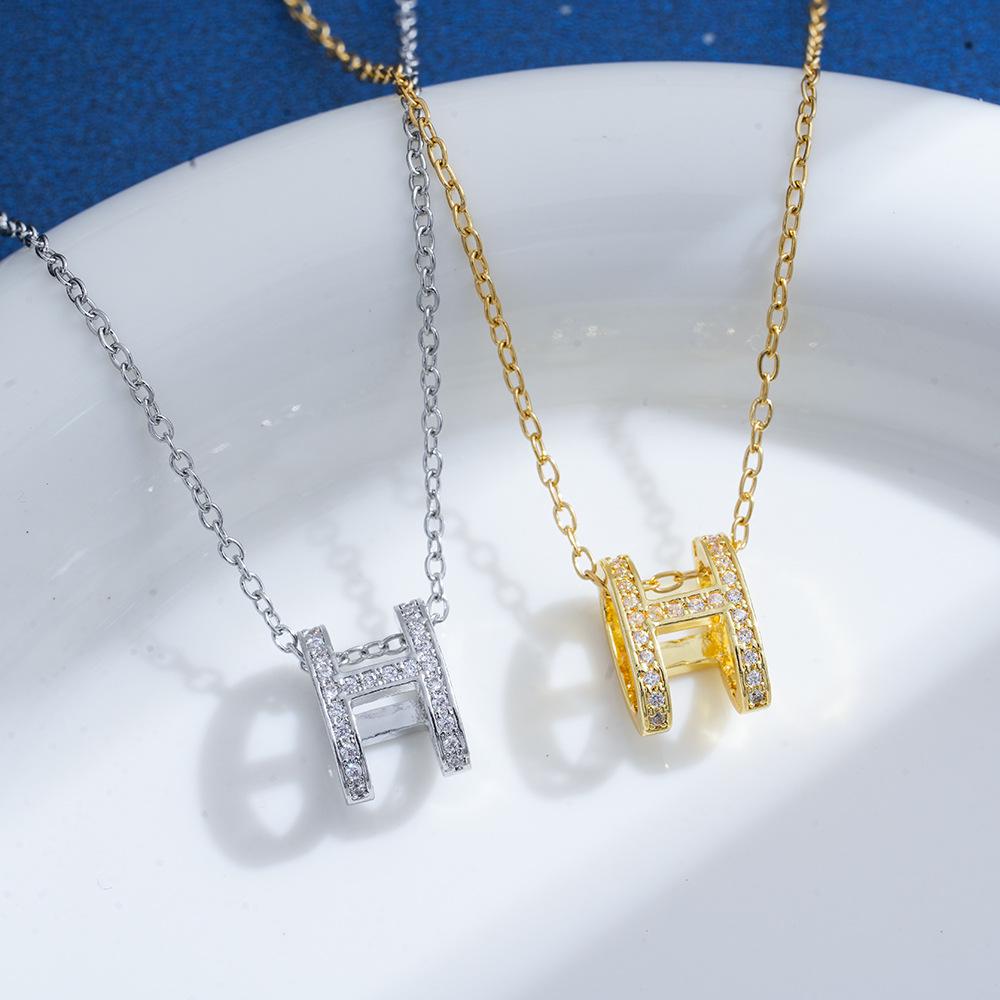 Collana a H con Intaglio Raffinato - Ciondolo Minimalista di Lusso Leggero, Catena per Clavicola in Acciaio di Titanio, Personalizzata con Design di Nicchia per Donna