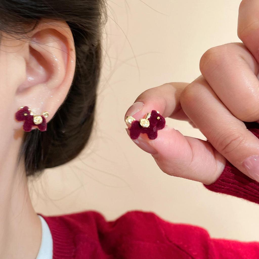 Retro Silver Little Horse Flocked Earrings - Korean Style, Simple & Versatile Niche Studs for a Fashionable High-End Look