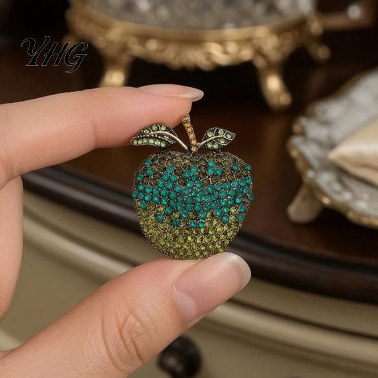 Fruit Design Badge Rhinstone Brooch Pin for Women, Shape Alloy Lapel Shirts Jewelry Pin, Clothing Accessories Wedding Party Prom Decorative