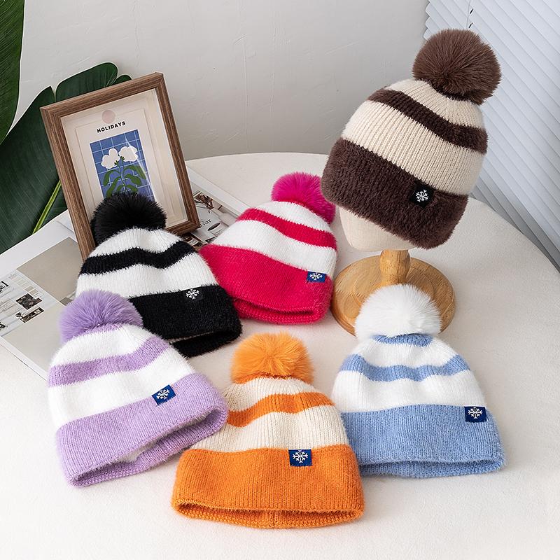New Style Snow Label Beanie Hat Color Blocked Style Plush Fur Lined Pompoms Warm Winter Hat Fashion Y2k Beanie For Woman Girl