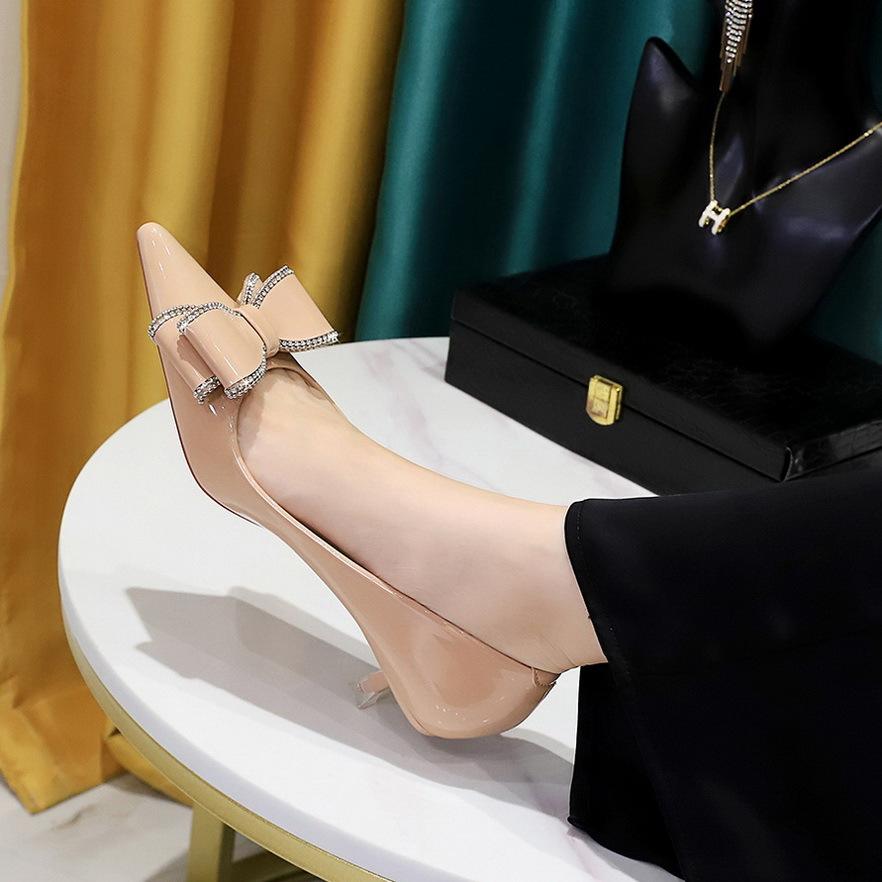 

237-H35 Корейская версия модных банкетных женских туфель, тонкий каблук, средний каблук, неглубокий носок, заостренная головка, лакированная кожа, стразы, бант, женская ш 43 телесный