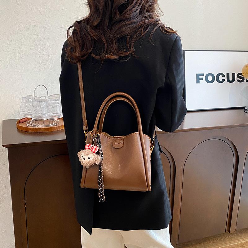 2025 autumn and winter new fashion trend bear cute portable messenger new women's bag versatile wholesale