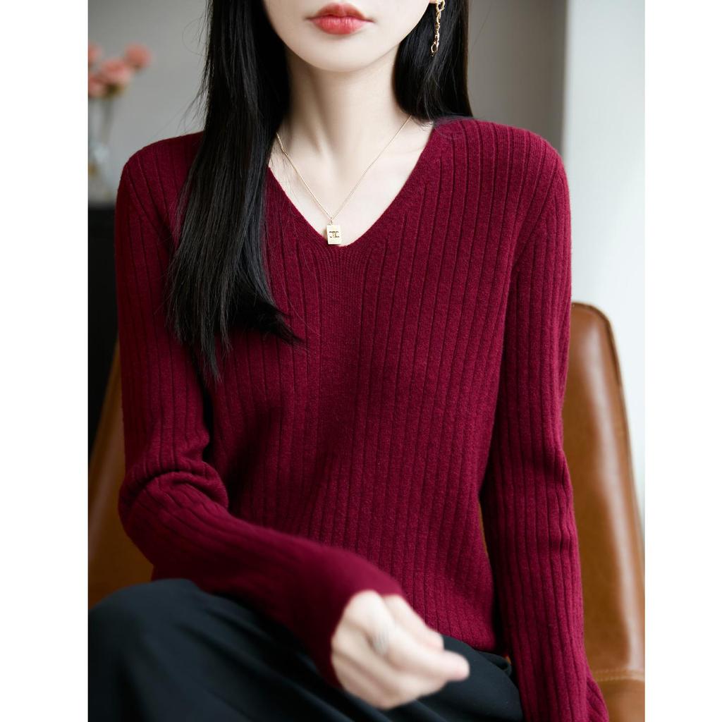 Temperamental Minimalist Women's V-neck Slimming Sweater - Soft, Casual, Skin-friendly Knitted Base for Autumn/Winter.