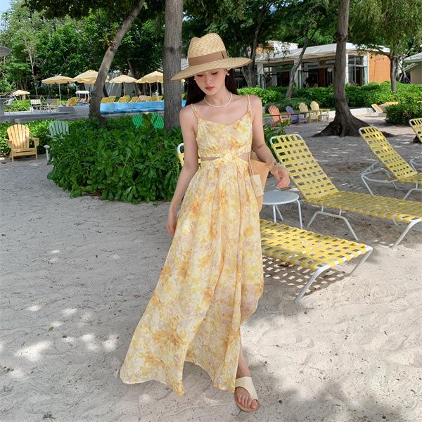 Gelbes florales Cutout-Taillen-Spaghettiträger-langes Strand-Schwingkleid