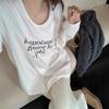 T-shirt à manches longues imprimé lettres blanches pour femme en automne et hiver Nouveau style Intérieur gratté Col rond Haut de base Coupe ample