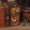 Book Nook DIY-kit - Miniatyrbiblioteksmodell Bokhylla Dekorativ Trämonteringskit (Inkluderar LED-lampor och dammskydd) [Undrarbiblioteket]