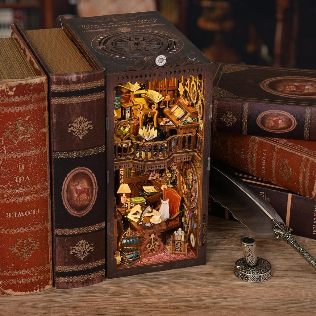 Book Nook DIY-kit - Miniatyrbiblioteksmodell Bokhylla Dekorativ Trämonteringskit (Inkluderar LED-lampor och dammskydd) [Undrarbiblioteket]