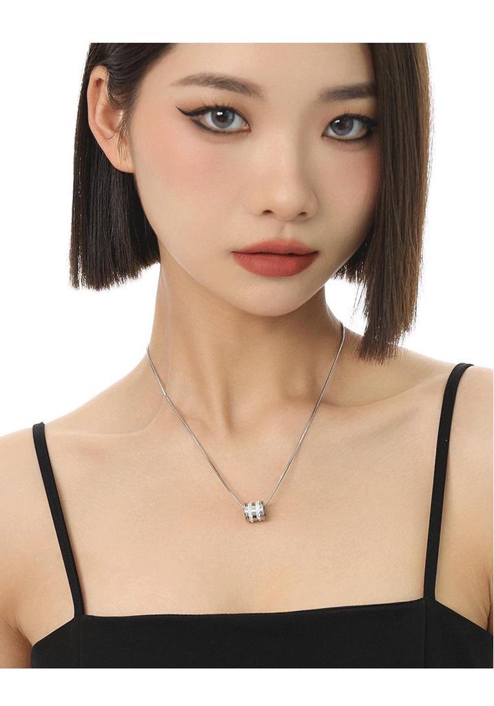 Elegance: Women's Little Waist Titanium Pendant for Sweater – Colorfast, Luxurious Summer Necklace