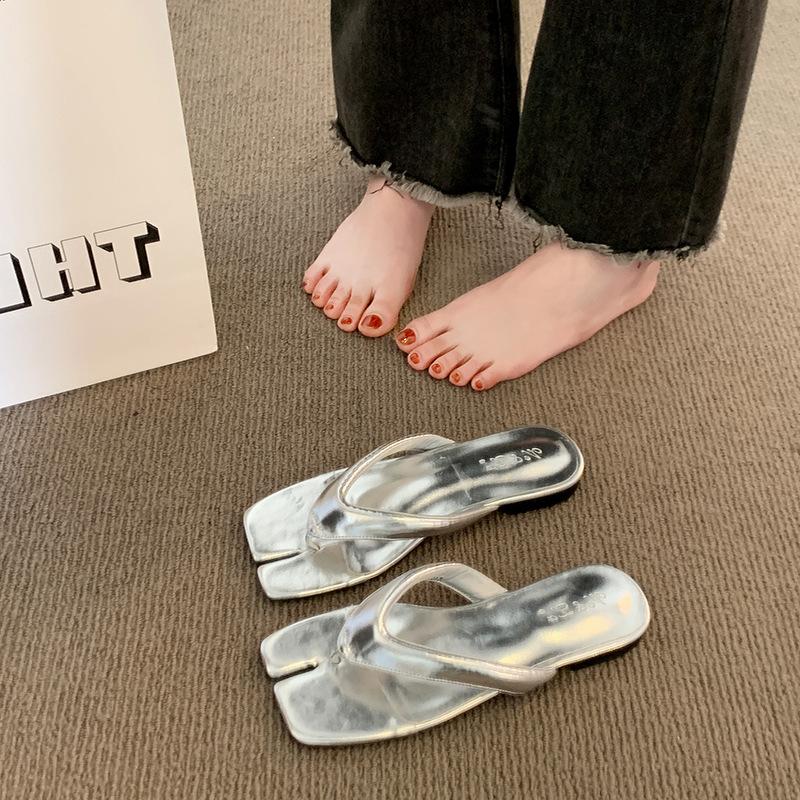 Beautiful skirt, silver toe beach slippers, women's summer wear new flat-bottomed flip-flops, pig's trotters, cool slippers