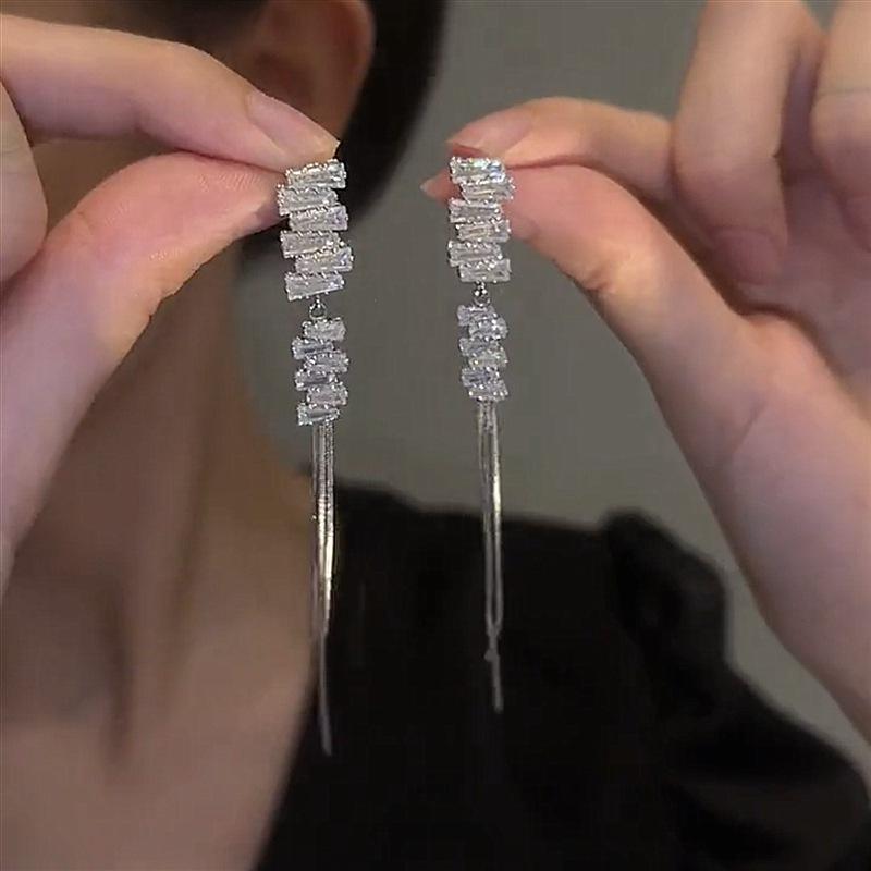 

Simple temperament super flash zircon fringed earrings for women, personality shows face, thin long earrings, earrings. серебряный