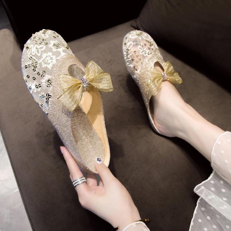

Мода 2025 Новые женские тапочки с закрытым носком Модные пайетки Новая сетка Большой размер Летние уличные Мягкая подошва С бантом-бабочкой Плоские тапочки 35 золотой