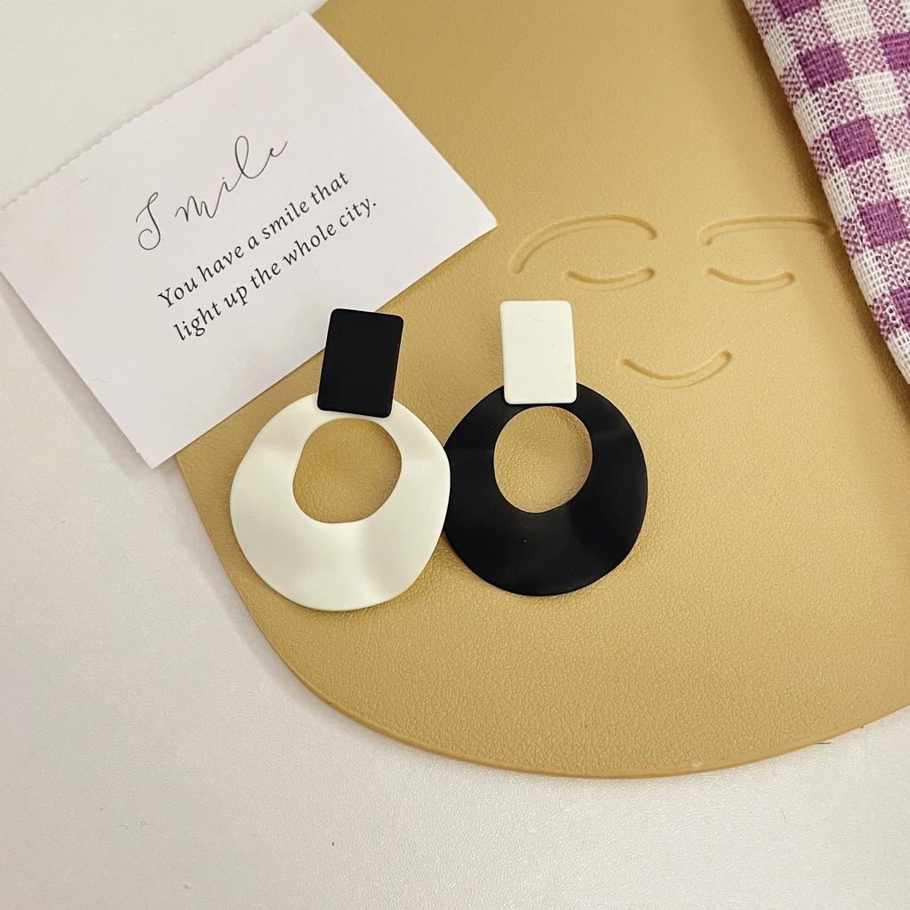Asymmetric Hollow Round Earrings Black White Contrasting Colors Circle Drop Earrings Women Simple Geometry Statement Zircon