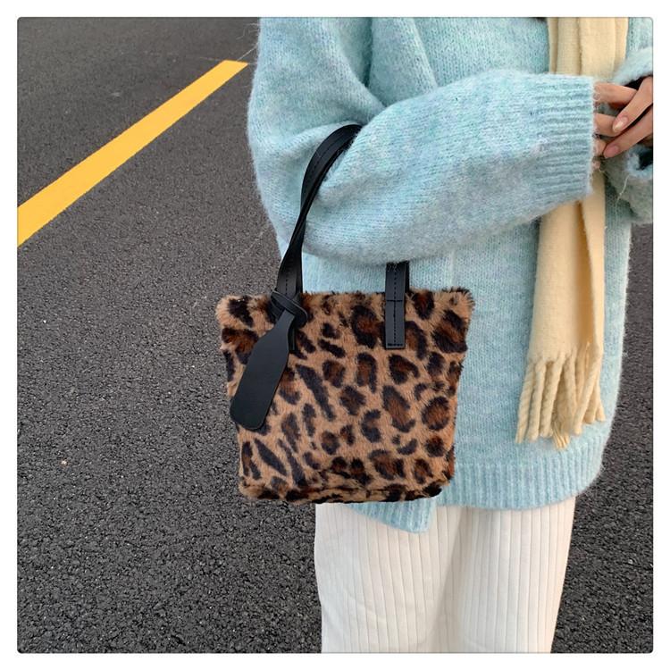 Stilvolle Plüsch-Damenhandtasche 2023 Herbst Winter Neu Einfache Tragetasche Große Kapazität Leopardenmuster Handtasche
