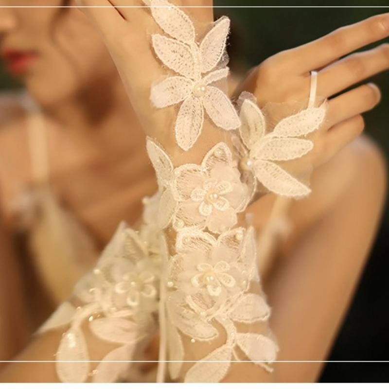 Krótkie Koronkowe Perłowe Ślubne Rękawiczki Proste i Wykwintne Super Bajkowe Leśne Sznurowane Haczykowe Palcowe Ślubne Rękawiczki Akcesoria