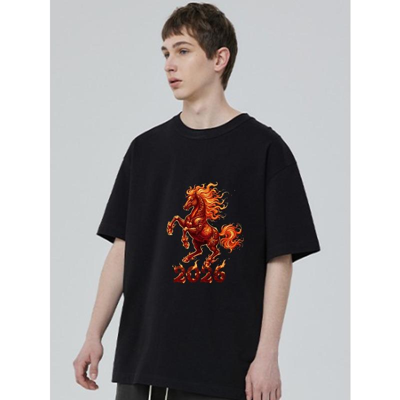 Svart T-shirt med flammande häst och 2026-tryck för vardagsbruk