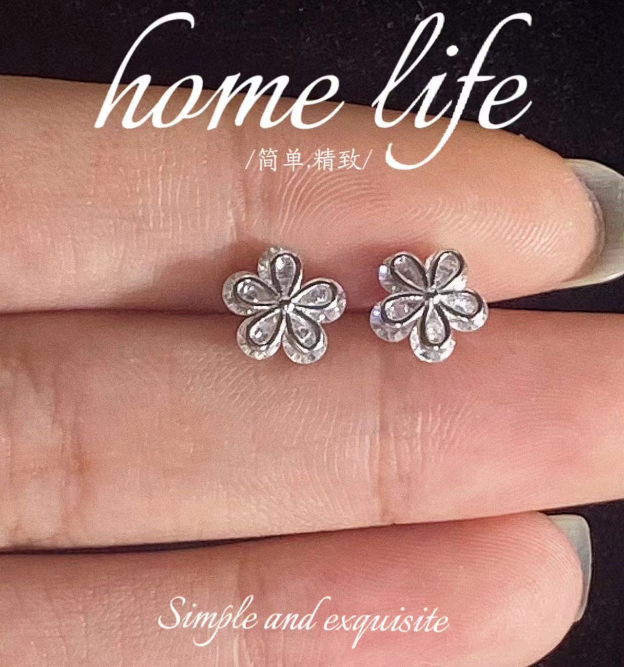 Zircon flower screw screw earrings, anti-loss and free removal, super flash five-petaled flower earbone nails, sweet little flower earrings.
