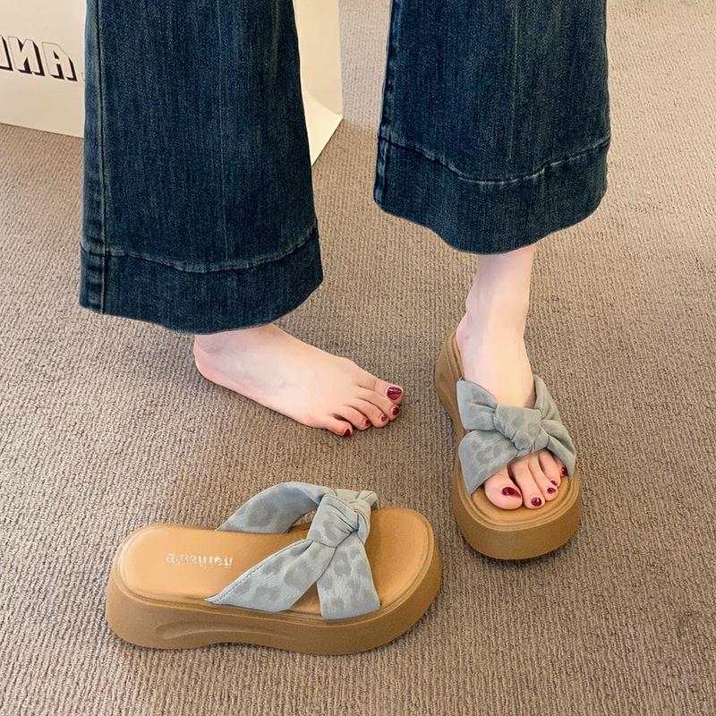 Fashion Shoes House Slippers Platform Slides Summer Clogs Woman Fashion Pantofle Beach Luxury 2025 Slippers Casual Summer Women's Shoes