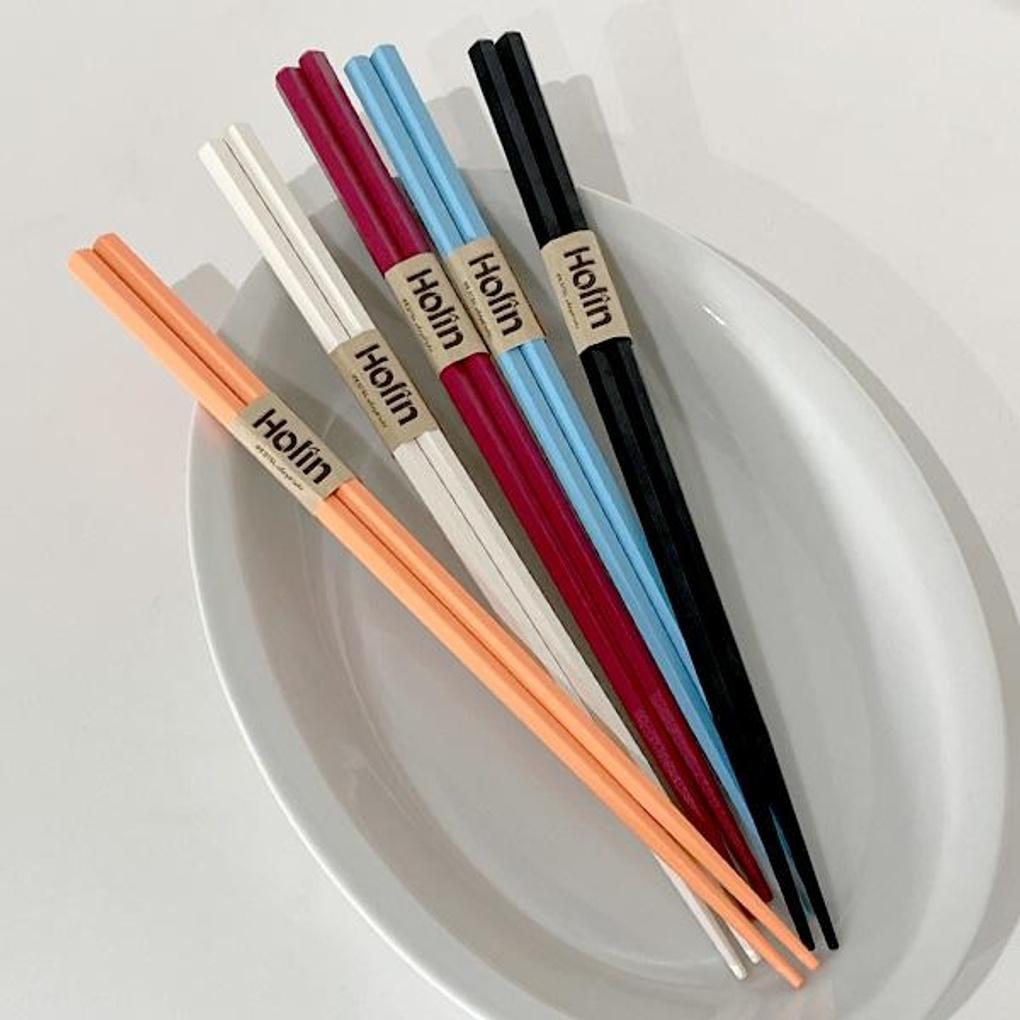 

Hexagonal Japanese, Chinese, and Korean PBT plastic chopsticks for commercial use, 5 pieces