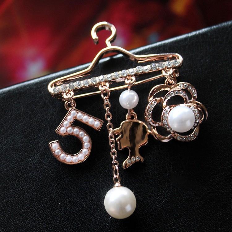 Women Girls Refined Creative Hanger Brooches Personality Number 5 Breastpin