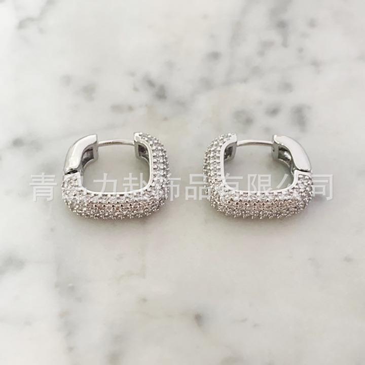 

Трендовые квадратные серьги-каффы с бриллиантами 2023