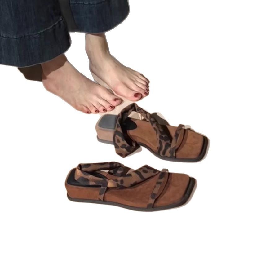 Spot version~ thick-soled square head with cool slippers, women wear retro temperament with skirts, sandals, and two slippers.