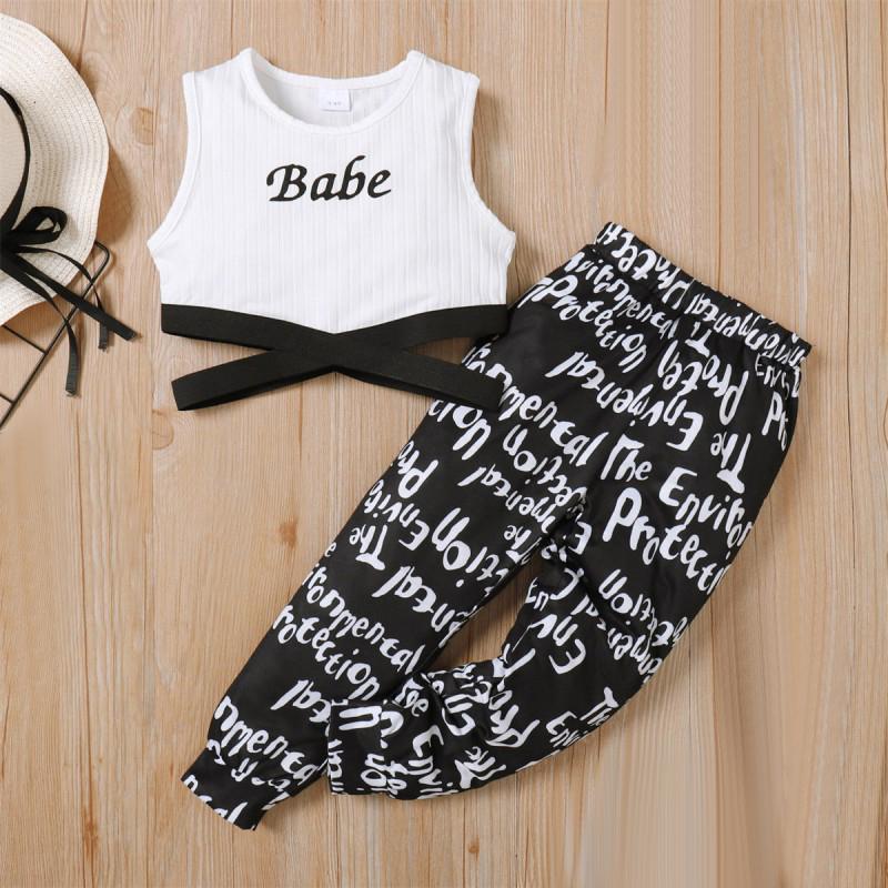 

Комплект из 2 предметов: футболка с короткими рукавами и клетчатым принтом для девочек, топ с перекрещенным подолом и брюки в клетку.