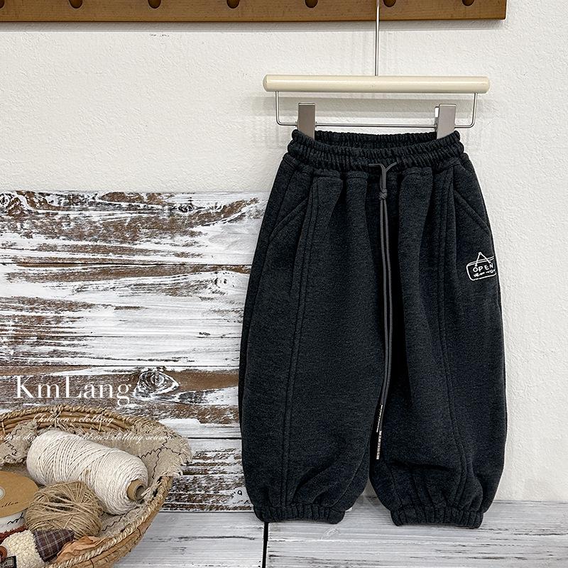 

Boys Fleece-Lined Thermal Pants with Embroidered Lettering - Loose Fit for Autumn/Winter 2025 90 cm черный серый
