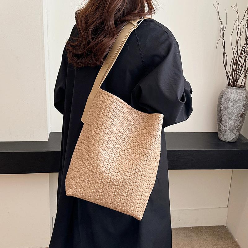 Retro Premium Sense Versatile Bucket Bag Women 2025 New Large Capacity Fashion Casual Commuter Shoulder Bag