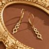Ein Damen-Ohrklemme aus 18 Karat vergoldetem, geflochtenem, verdrehtem Design mit eingelassenen synthetischen Zirkonia-Steinen, Lange Ohrringe, mit einem einfachen, eleganten