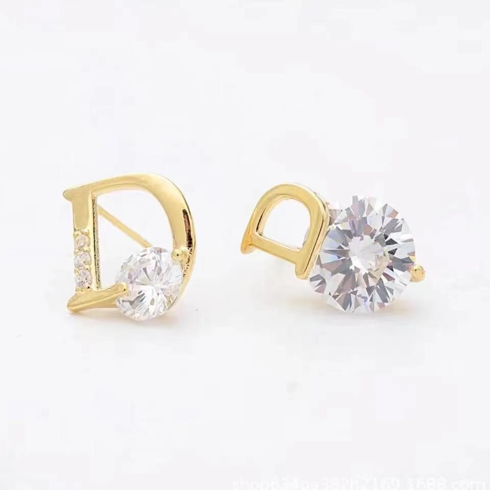 Buchstaben D Ohrstecker für Damen Glänzende Zirkonia Ohrstecker Temperament Asymmetrischer Party Schmuck Einzigartiges Geschenk