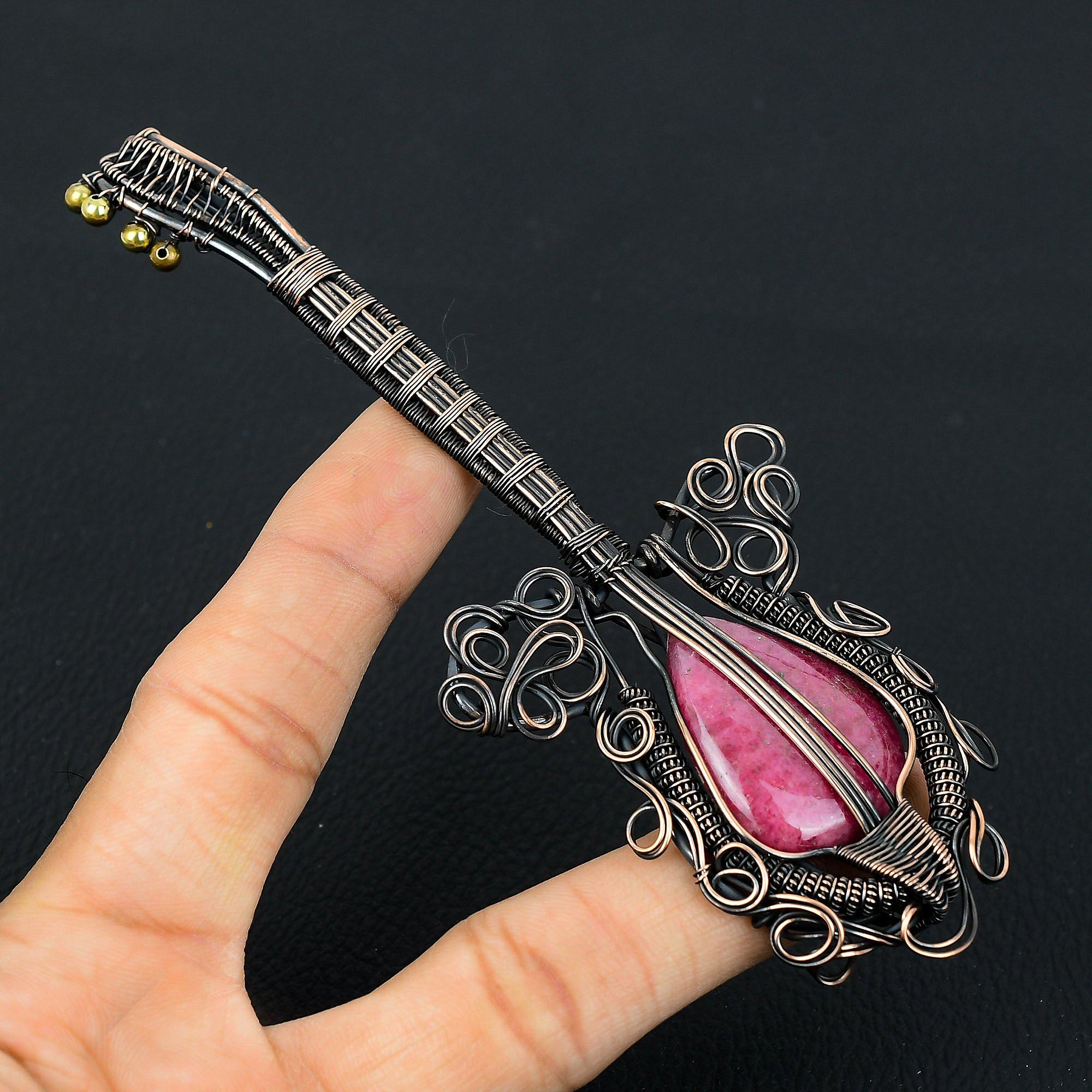 

Гитара в форме родонита драгоценный камень медная проволока обернутая ювелирные изделия ручной работы кулон индийские украшения для нее 5.51 Inches розовый