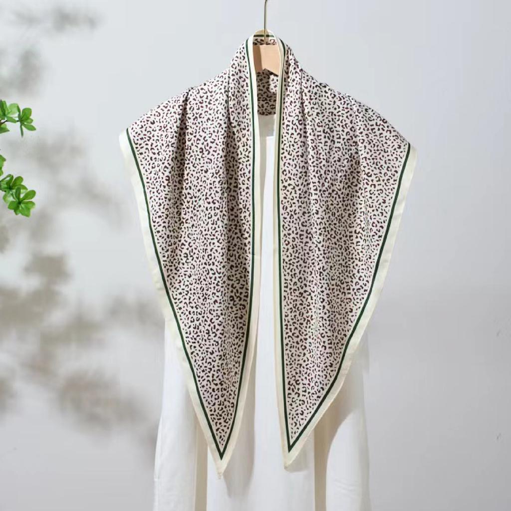 Retro old money wind cashew flower triangle scarf women's fashion high sense versatile decoration outer silk scarf scarf fart curtain tide