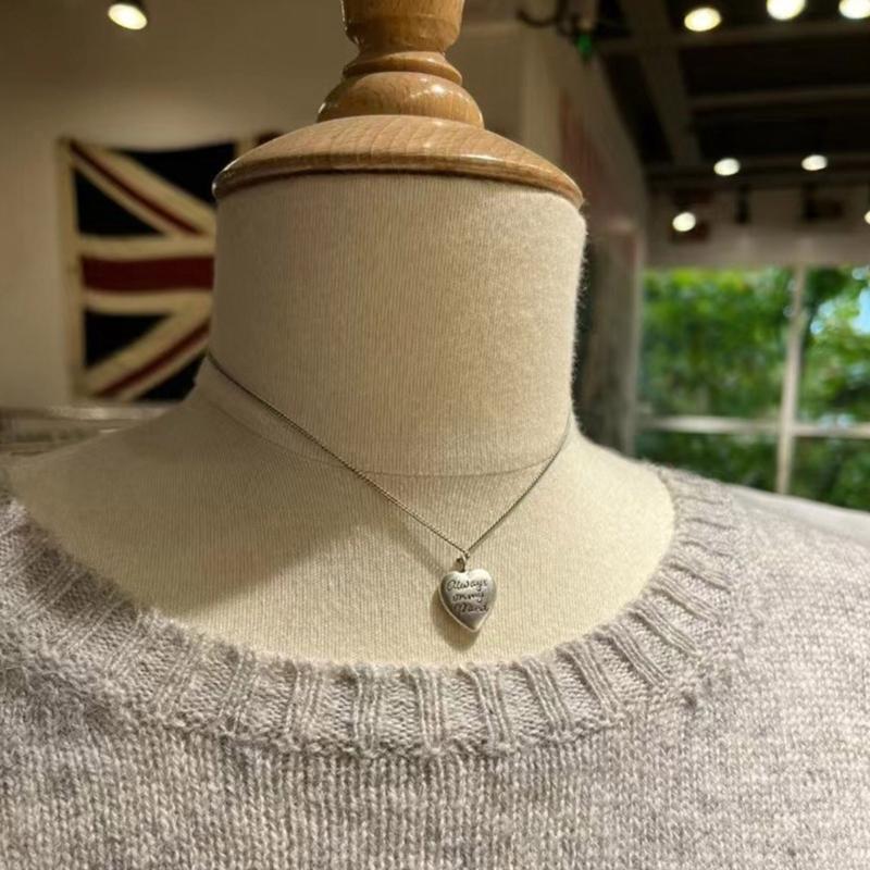 Retro Heart Shaped Pendant Necklace Unique Charm Necklace Heart Neck Jewelry Alloy Material Suitable for Trendy Outfits