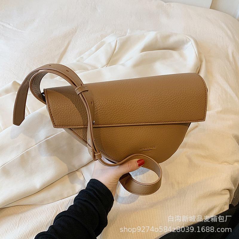 

Popular summer small bag women s bag new 2025 fashion crossbody bag explosive saddle bag коричневый