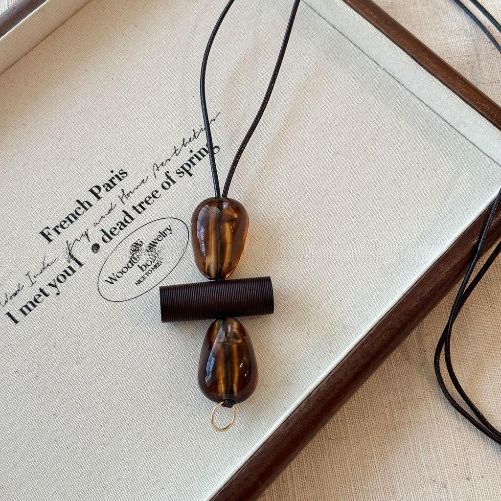 High-End Women's Retro Oval Geometric Resin Necklace