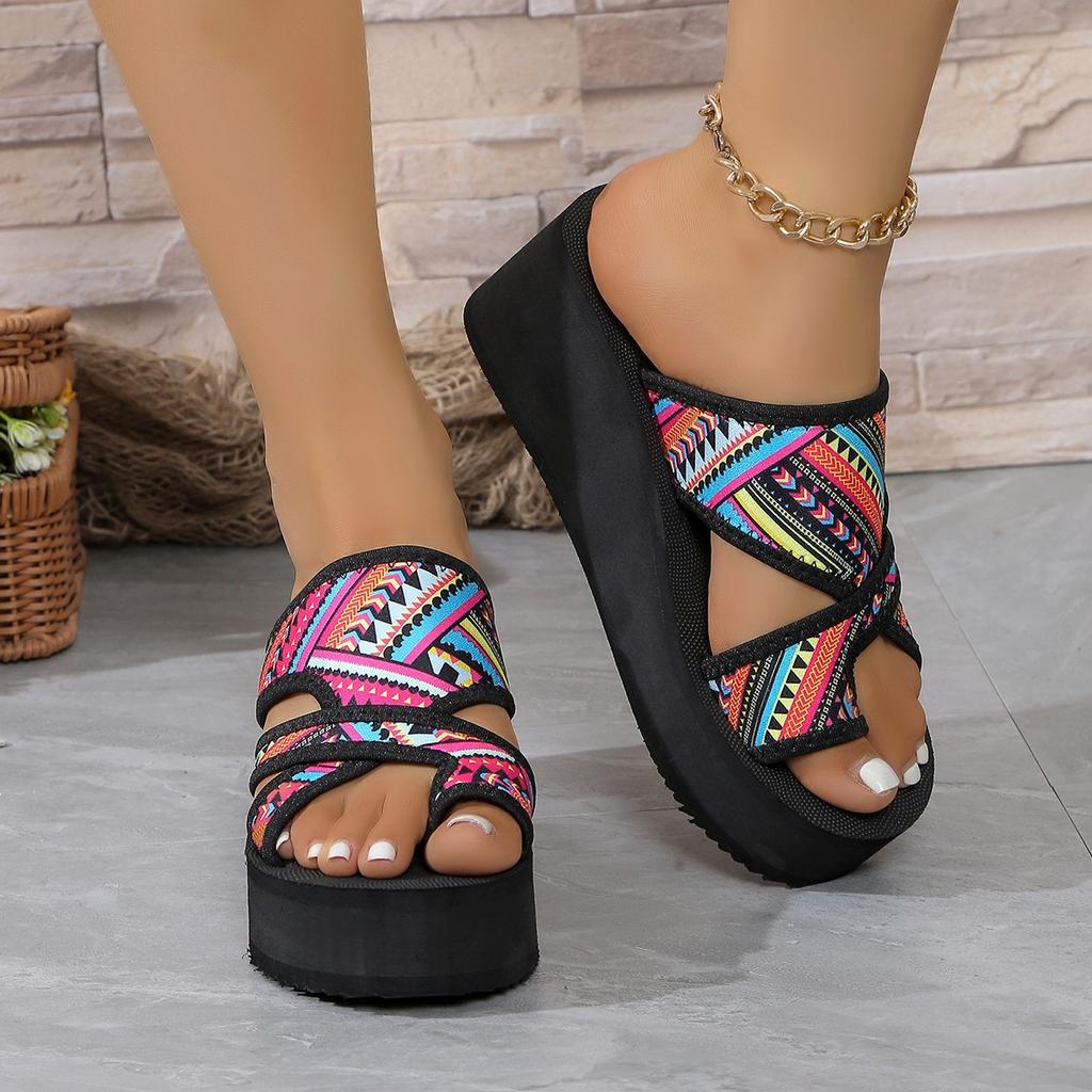 2024 Sommer neue Übergröße Mode Keilabsatz Zehenbedeckt coole Hausschuhe rutschfest verschleißfest weiche Sohle Strandhausschuhe Damen