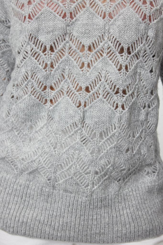 Modischer, stilvoller Damenpullover. Grauer, durchbrochener, perforierter Strickpullover mit Rundhalsausschnitt