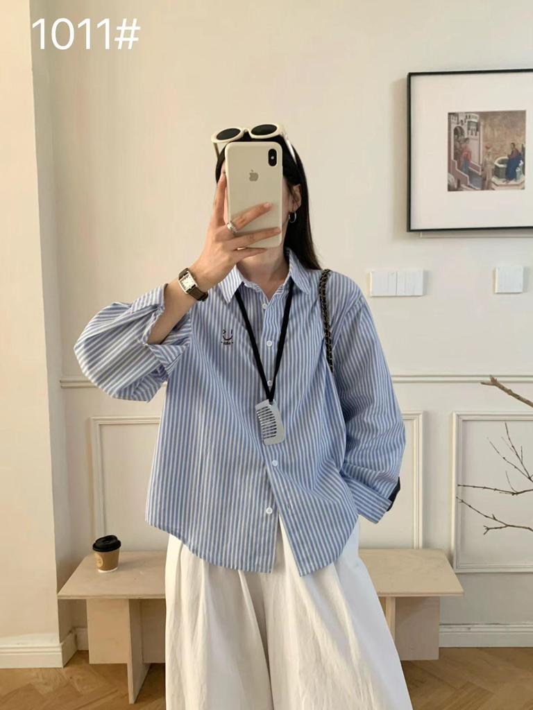 2026 Damen Slimming Blau gestreiftes Hemd im koreanischen Stil mit Smiley-Gesicht-Stickerei