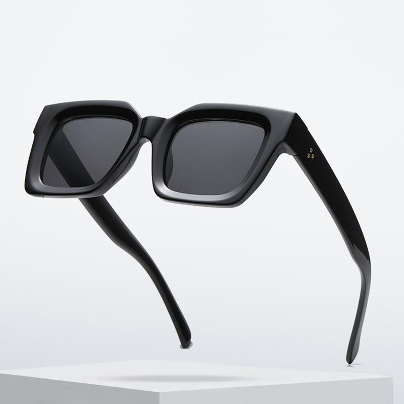 Fashion Vintage Luxury Square Sunglasses Women Men Punk Big Frame Rivet Classic Shades Designer Brand Sun Glasses