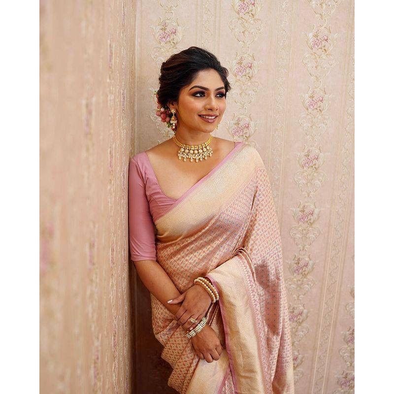 Seiden-Sari aus dem ALMAARI-Store ist mit wunderschönen Zari-Arbeiten in Form traditioneller Motive verziert