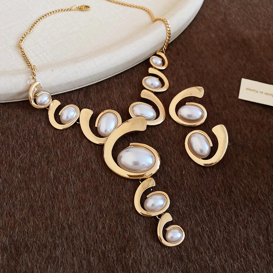 Elegant Two-Piece Metallic Acrylic Oval Stud Earrings and Necklace Set