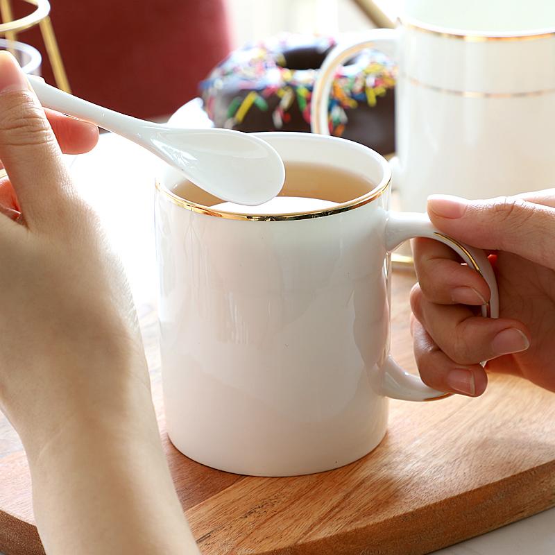 Kreativer Europäischer Keramikbecher mit Deckel Große Kapazität Knochenporzellan Wasserbecher Frühstückstasse Milchkaffeetasse Leichter Luxus