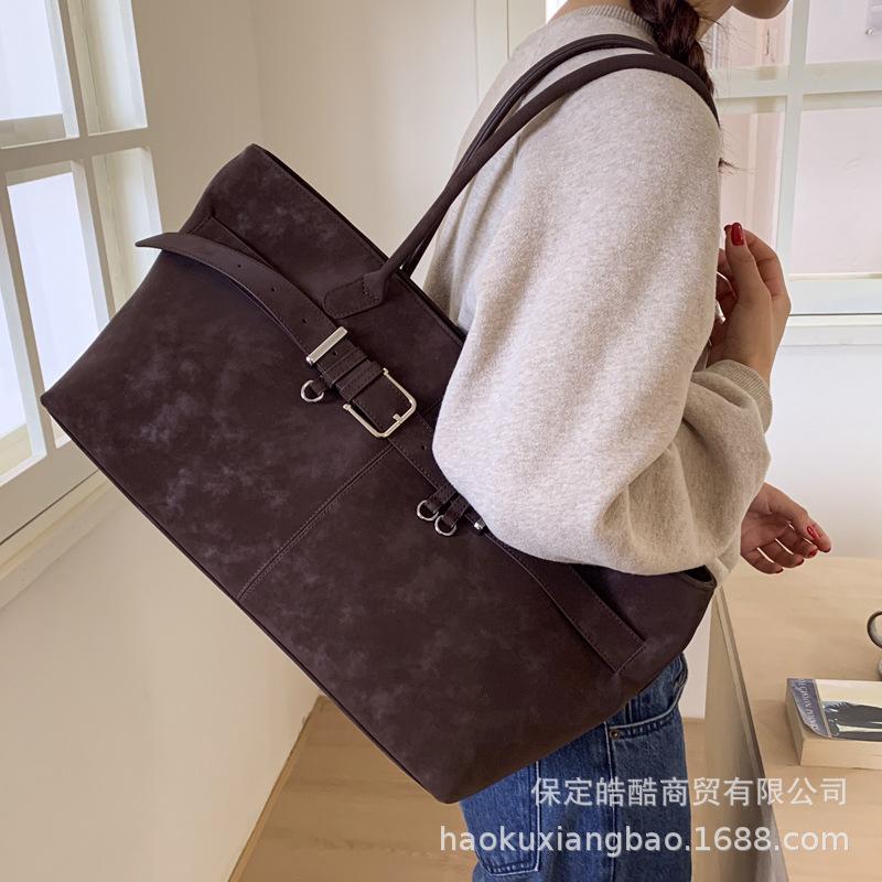 Retro bag women's large capacity 2025 new autumn and winter versatile simple shoulder bag popular commuter tote bag this year