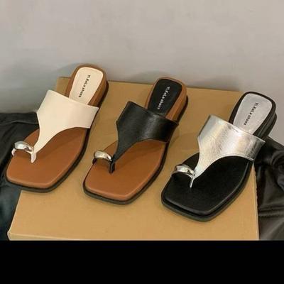 Ensemble à talons bas d'orteils pantoufles à semelle plate en métal doré caoutchouc PU été vêtements d'extérieur 2025 nouveau modèle avec jupe tongs de plage
